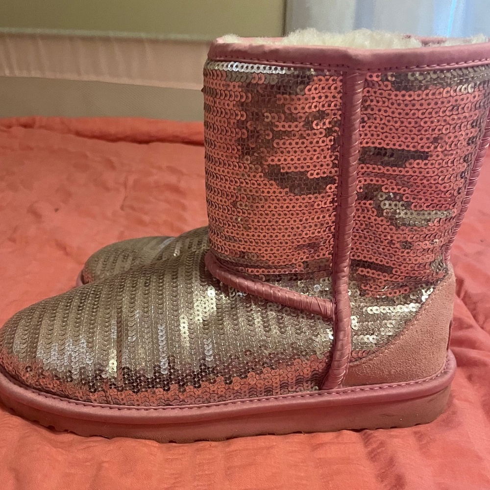EUC Pink Sequin UGGS size 5 Big Kids